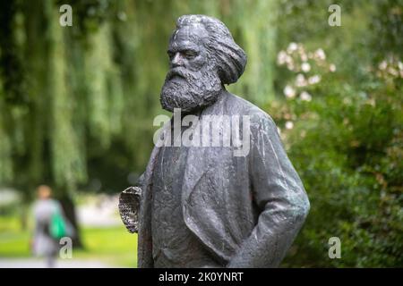 14. September 2022, Mecklenburg-Vorpommern, Neubrandenburg: Das Denkmal des Philosophen Karl Marx steht ohne rechten Unterarm an seinem Platz in einem Park. Unbekannte hatten die 2,20-Meter-Statue im Februar 2022 beschädigt und den Arm abgenommen. Die Statue, eine Auftragsarbeit des Berliner Bildhauers Thieme aus dem Jahr 1969. 33 Jahre nach dem Mauerfall diskutieren Experten in Neubrandenburg über einen differenzierteren Umgang mit DDR-Kunst. Dazu gehören auch Debatten über Denkmäler von Marx, Lenin und revolutionären Matrosen. Die Konferenz dauert drei Tage und soll Orientierung bieten für Stockfoto