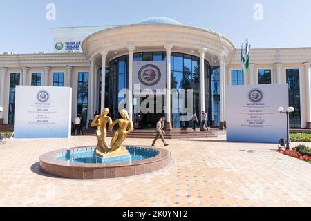 Samarkand. 14. September 2022. Das am 14. September 2022 aufgenommene Foto zeigt eine Außenansicht des Pressezentrums für die bevorstehende Tagung des Rates der Staats- und Regierungschefs der Shanghaier Organisation für Zusammenarbeit (SCO) 22. in Samarkand, Usbekistan. Quelle: Bai Xueqi/Xinhua/Alamy Live News Stockfoto