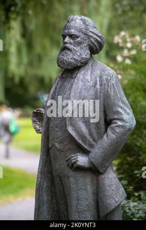 14. September 2022, Mecklenburg-Vorpommern, Neubrandenburg: Das Denkmal des Philosophen Karl Marx steht ohne rechten Unterarm an seinem Platz in einem Park. Unbekannte hatten die 2,20-Meter-Statue im Februar 2022 beschädigt und den Arm abgenommen. Die Statue, eine Auftragsarbeit des Berliner Bildhauers Thieme aus dem Jahr 1969. 33 Jahre nach dem Mauerfall diskutieren Experten in Neubrandenburg über einen differenzierteren Umgang mit DDR-Kunst. Dazu gehören auch Debatten über Denkmäler von Marx, Lenin und revolutionären Matrosen. Die Konferenz dauert drei Tage und soll Orientierung bieten für Stockfoto