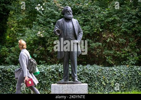 14. September 2022, Mecklenburg-Vorpommern, Neubrandenburg: Das Denkmal des Philosophen Karl Marx steht ohne rechten Unterarm an seinem Platz in einem Park. Unbekannte hatten die 2,20-Meter-Statue im Februar 2022 beschädigt und den Arm abgenommen. Die Statue, eine Auftragsarbeit des Berliner Bildhauers Thieme aus dem Jahr 1969. 33 Jahre nach dem Mauerfall diskutieren Experten in Neubrandenburg über einen differenzierteren Umgang mit DDR-Kunst. Dazu gehören auch Debatten über Denkmäler von Marx, Lenin und revolutionären Matrosen. Die Konferenz dauert drei Tage und soll Orientierung bieten für Stockfoto