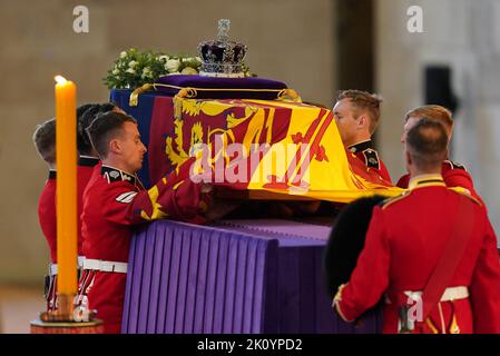 Die Trägerin trägt den Sarg von Königin Elizabeth II. In die Westminster Hall, London, wo er vor ihrer Beerdigung am Montag in einem Zustand liegen wird. Bilddatum: Mittwoch, 14. September 2022. Stockfoto