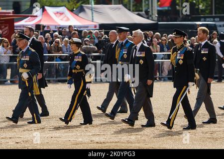 LONDON - 14. SEPTEMBER: Die Prozession des Sarges von Königin Elizabeth II passiert die Horse Guards Parade, die vom Buckingham Palace zur Westminster Hall führt. Hinter dem Sarg laufen Prinz William und Harry, Prinz Edward, Prinz Andrew, Prinzessin Anne, zusammen mit König Charles III, wie es auf einem Waffenwagen, gefolgt von anderen Mitgliedern der königlichen Familie, am 14. September 2022 getragen wird. Kredit: David Levenson/Alamy Live Nachrichten Stockfoto