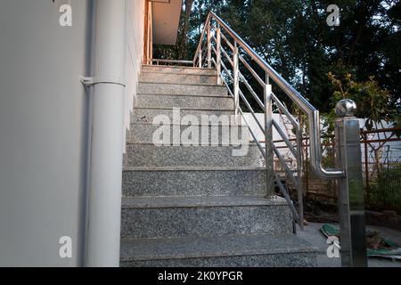 Eine Nahaufnahme einer Granitsteintreppe mit Stahlgeländern in einer modernen Haushaltskonstruktion. Dehradun City Indien Stockfoto