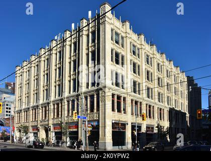 Toronto, Kanada - 11. August 2022: Das Bell Media Studio in der Queen Street W ist der Hauptsitz des Fernseh- und Radiosenders medi von Bell Canada Stockfoto