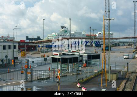 Ystad, Schweden 13 Sep, 2022: Der Fährterminal mit einer Fähre wartet auf die Abfahrt Stockfoto