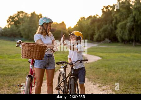 Mutter und Sohn genießen gemeinsam eine Radtour Stockfoto