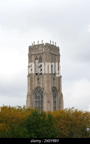 INDIANAPOLIS, INDIANA, USA-OKTOBER 18:Turm der Scottish Rite Cathedral mit Herbstblättern bedeckt. Oktober 18,2006 in Indianapolis, Indiana, USA Stockfoto