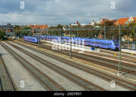 Ystad, Schweden 13 Sep, 2022: Bahnhof mit mehreren Zügen, die auf Passagiere warten Stockfoto