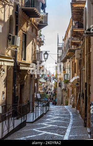 Cefalu, Sizilien - Italien - 7. Juli 2020: Kleine typische Straße in Cefalu in Sizilien, Italien Stockfoto