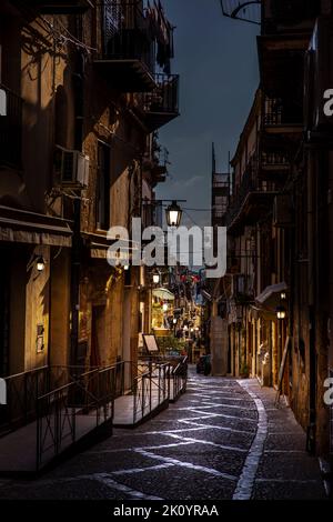 Cefalu, Sizilien - Italien - 7. Juli 2020: Kleine typische Straße in Cefalu in Sizilien, Italien Stockfoto