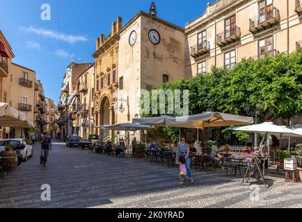 Cefalu, Sizilien - Italien - 7. Juli 2020: Kleine typische Straße in Cefalu in Sizilien, Italien Stockfoto