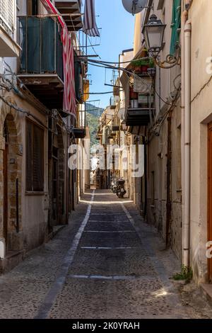 Cefalu, Sizilien - Italien - 7. Juli 2020: Kleine typische Straße in Cefalu in Sizilien, Italien Stockfoto