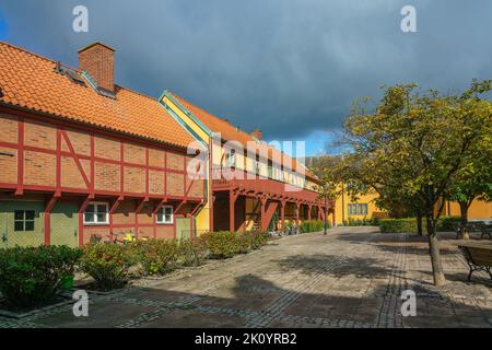 Ystad, Schweden 13 Sep, 2022: Fachwerkhaus und einige Bäume im Vordergrund Stockfoto