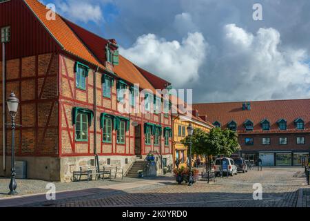 Ystad, Schweden 13 Sep, 2022: Commersial-Gebäude am Großen Platz mit Kopfsteinpflaster Stockfoto