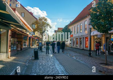 Ystad, Schweden 13 Sep, 2022: Kopfsteinpflasterstraße ohne Autos, Hauptstraße zum Einkaufen Stockfoto