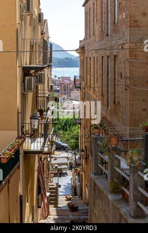 Cefalu, Sizilien - Italien - 7. Juli 2020: Kleine typische Straße in Cefalu in Sizilien, Italien Stockfoto