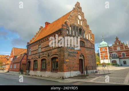 Ystad, Schweden 13 Sep, 2022: Älteres Ziegelgebäude mit mehreren verschiedenen Bewohnern Stockfoto