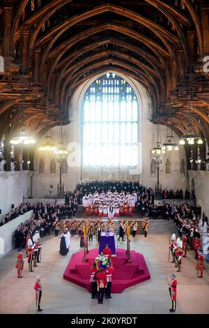 Die Bearer Party von Queen's Company, 1. Bataillon Grenadier Guards, trägt den Sarg von Queen Elizabeth II. In die Westminster Hall, London, wo er vor ihrer Beerdigung am Montag in einem Zustand liegen wird. Bilddatum: Mittwoch, 14. September 2022. Stockfoto