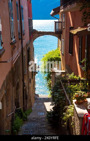 Kleine Stadtstraße am Comer See, Italien Stockfoto