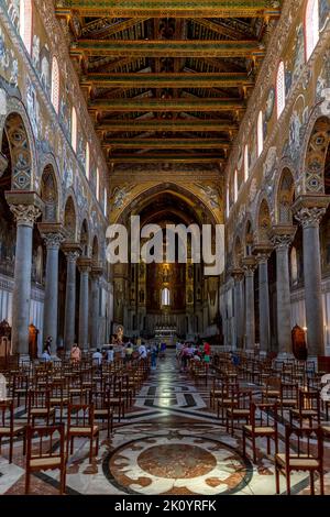 Monreale, Italien - 8. Juli 2020: Innenaufnahme der berühmten Kathedrale Santa Maria Nuova von Monreale in der Nähe von Palermo auf Sizilien, Italien Stockfoto