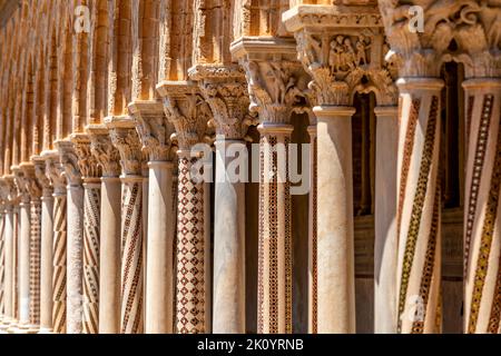 Monreale, Italien - 8. Juli 2020: Kreuzgang der Kathedrale von Monreale (chiostro del duomo di Monreale), Sizilien, Italien Stockfoto