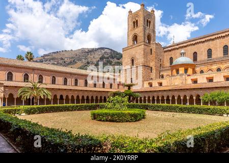 Monreale, Italien - 8. Juli 2020: Kreuzgang der Kathedrale von Monreale (chiostro del duomo di Monreale), Sizilien, Italien Stockfoto