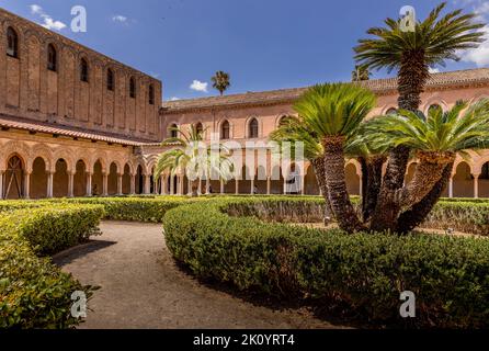 Monreale, Italien - 8. Juli 2020: Kreuzgang der Kathedrale von Monreale (chiostro del duomo di Monreale), Sizilien, Italien Stockfoto