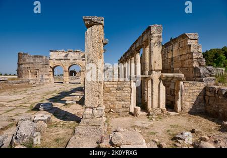 Latrinen und Frontinustor oder Nordtor in griechischer Hierapolis Pamukkale Archäologische Stätte, Pamukkale, Denizli, Türkei Stockfoto