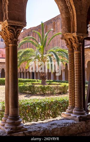 Monreale, Italien - 8. Juli 2020: Kreuzgang der Kathedrale von Monreale (chiostro del duomo di Monreale), Sizilien, Italien Stockfoto