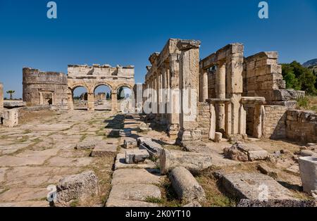 Latrinen und Frontinustor oder Nordtor in griechischer Hierapolis Pamukkale Archäologische Stätte, Pamukkale, Denizli, Türkei Stockfoto