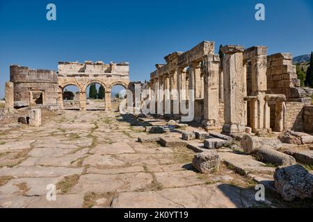 Latrinen und Frontinustor oder Nordtor in griechischer Hierapolis Pamukkale Archäologische Stätte, Pamukkale, Denizli, Türkei Stockfoto