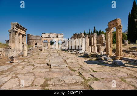 Hauptstraße mit Frontinustor oder Nordtor im griechischen Hierapolis Pamukkale Archeological Site, Pamukkale, Denizli, Türkei Stockfoto