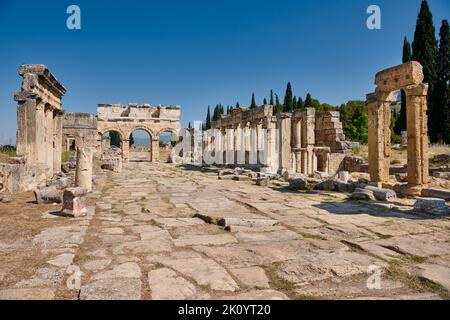 Hauptstraße mit Frontinustor oder Nordtor im griechischen Hierapolis Pamukkale Archeological Site, Pamukkale, Denizli, Türkei Stockfoto