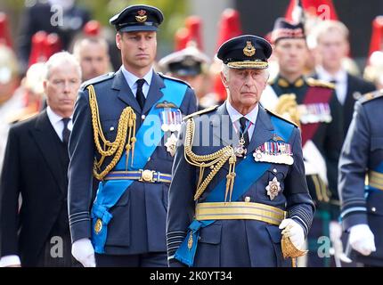 König Charles III (Mitte) und der Prinz von Wales gehen hinter den Sarg von Königin Elizabeth II, der im Royal Standard mit der Kaiserlichen Staatskrone auf der Oberseite drapiert ist, während er auf einem Pferdegewehrwagen der Königstruppe Royal Horse Artillery getragen wird, Während der feierlichen Prozession vom Buckingham Palace zur Westminster Hall, London, wo sie vor ihrer Beerdigung am Montag in einem Zustand liegen wird. Bilddatum: Mittwoch, 14. September 2022. Stockfoto