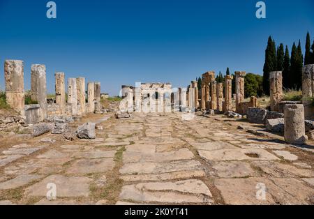 Hauptstraße mit Frontinustor oder Nordtor im griechischen Hierapolis Pamukkale Archeological Site, Pamukkale, Denizli, Türkei Stockfoto