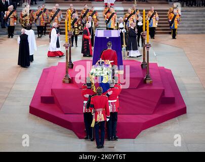 Die Bearer Party von Queen's Company, 1. Bataillon Grenadier Guards, trägt den Sarg von Queen Elizabeth II. In die Westminster Hall, London, wo er vor ihrer Beerdigung am Montag in einem Zustand liegen wird. Bilddatum: Mittwoch, 14. September 2022. Stockfoto