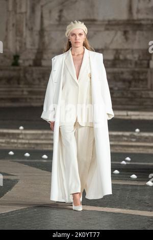 Rom, Italien. 12. September 2022. Ein Model läuft auf der Piste während der Laura Biagiotti Fashion Show Frühjahr/Sommer 2023 Kollektion auf dem Campidoglio Platz in Rom. Kredit: SOPA Images Limited/Alamy Live Nachrichten Stockfoto