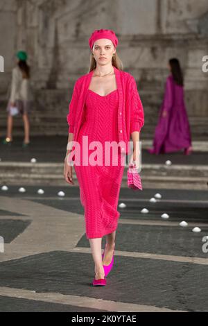 Rom, Italien. 12. September 2022. Ein Model läuft auf der Piste während der Laura Biagiotti Fashion Show Frühjahr/Sommer 2023 Kollektion auf dem Campidoglio Platz in Rom. Kredit: SOPA Images Limited/Alamy Live Nachrichten Stockfoto