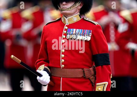 Nahaufnahme des schwarzen Armbands auf der Militärprozession, während der Sarg von Königin Elisabeth II., drapiert im Royal Standard mit der kaiserlichen Staatskrone auf der Oberseite, auf einem Pferdegewehrwagen der Königstruppe Royal Horse Artillery getragen wird, Während der feierlichen Prozession vom Buckingham Palace zur Westminster Hall, London, wo sie vor ihrer Beerdigung am Montag in einem Zustand liegen wird. Bilddatum: Mittwoch, 14. September 2022. Stockfoto