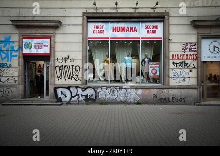 Warschau, Polen. 13. September 2022. Am 13. September 2022 ist in der Straße Johannes Paul II. In Warschau, Polen, ein Second Hand Bekleidungsgeschäft von Humana zu sehen. (Foto von Jaap Arriens /Sipa USA) Quelle: SIPA USA/Alamy Live News Stockfoto