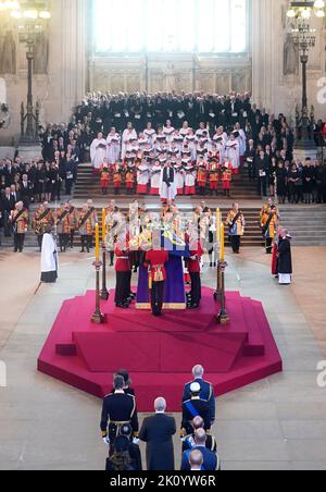 Mitglieder der königlichen Familie (unten), darunter König Karl III, und die Königin Consort, die Prinzessin Royal und Vizeadmiral Sir Tim Laurence, der Graf und Gräfin von Wessex, Und der Prinz und die Prinzessin von Wales stehen als die Trägerin der Queen's Company, 1. Bataillon Grenadier Guards, den Sarg von Königin Elizabeth II. Auf der katafalken Westminster Hall in London, wo er vor ihrer Beerdigung am Montag in einem Zustand liegen wird. Bilddatum: Mittwoch, 14. September 2022. Stockfoto