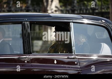 London, Großbritannien. 14. September 2022. König Charles III. Und Königin Consort kommen zur Prozession des Sarges von Königin Elizabeth II. Vom Buckingham Palace zur Westminster Hall in London, Großbritannien, 14. September 2022. Foto von Raphael Lafargue/ABACAPRESS.COM Quelle: Abaca Press/Alamy Live News Quelle: Abaca Press/Alamy Live News Stockfoto