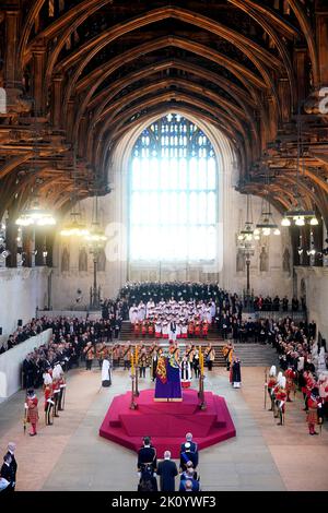 Mitglieder der königlichen Familie (unten), darunter König Karl III, und die Königin Consort, die Prinzessin Royal und Vizeadmiral Sir Tim Laurence, der Graf und Gräfin von Wessex, Und der Prinz und die Prinzessin von Wales stehen als die Trägerin der Queen's Company, 1. Bataillon Grenadier Guards, den Sarg von Königin Elizabeth II. Auf der katafalken Westminster Hall in London, wo er vor ihrer Beerdigung am Montag in einem Zustand liegen wird. Bilddatum: Mittwoch, 14. September 2022. Stockfoto