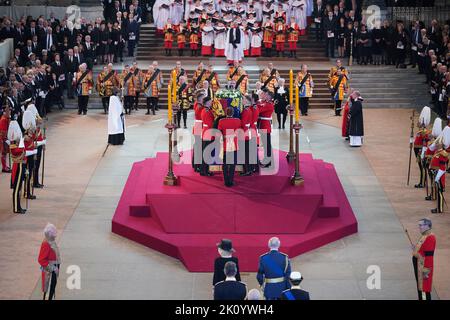 Mitglieder der königlichen Familie (unten), darunter König Karl III., Und der Königin-Consort, die Königliche Prinzessin und Vizeadmiral Sir Tim Laurence, stellt als Trägerpartei der Queen's Company, 1. Bataillon Grenadier Guards, den Sarg von Königin Elizabeth II. Auf die katafalque Westminster Hall in London, wo er vor ihrer Beerdigung am Montag in einem Zustand liegen wird. Bilddatum: Mittwoch, 14. September 2022. Stockfoto