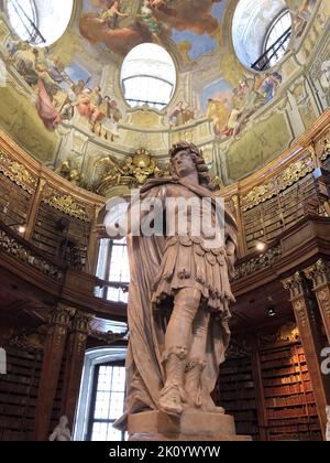 Skulptur von Kaiser Karl VI. Im Staatssaal der Österreichischen Nationalbibliothek, Hofburg, Wien, Österreich Stockfoto