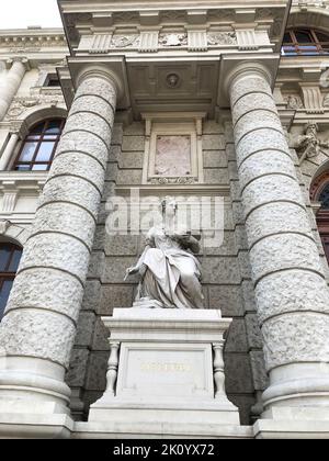 Skulptur der 'Malerei' an der Fassade des Hauptgebäudes des Kunsthistorischen Museums in Wien, Österreich Stockfoto