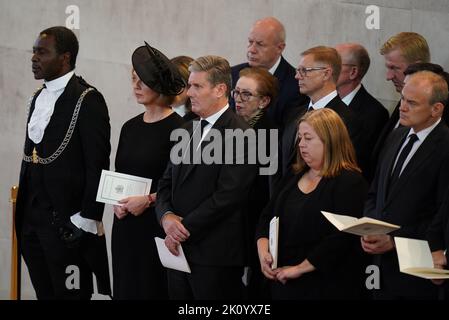 Premierminister Liz Truss (2. von links) und Sir Keir Starmer (3. von links) beobachten, wie die Trägerin den Sarg von Königin Elizabeth II. In die Westminster Hall, London, trägt, wo er vor ihrer Beerdigung am Montag in einem Zustand liegen wird. Bilddatum: Mittwoch, 14. September 2022. Stockfoto