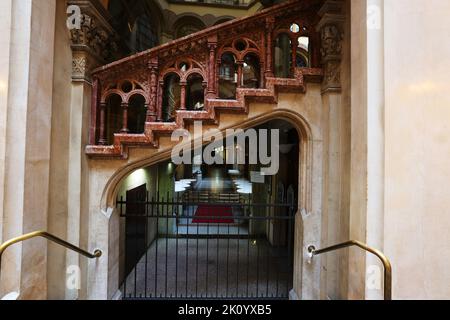 Kaffee, Cafe Central, Wien, im historischen Ambiente eines Wiener Cafehauses einen Viaker oder Schwarzen geniessen und in Gedanken schwelgen Stockfoto