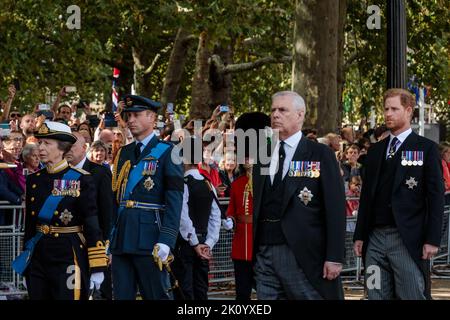 Horse Guards Parade, London, Großbritannien. 14.. September 2022. Die Prozession, die Ihre Majestät Königin Elizabeth II. Vom Buckingham Palace zum Palace of Westminster führt, wo sie bis zu ihrer Beerdigung am Montag im Staat liegen wird, passiert die Horse Guards Parade. Prinzessin Anne, Prinz William, Prinz Andrew, Prinz Harry. Amanda Rose/Alamy Live News Stockfoto