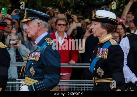 Horse Guards Parade, London, Großbritannien. 14.. September 2022. Die Prozession, die Ihre Majestät Königin Elizabeth II. Vom Buckingham Palace zum Palace of Westminster führt, wo sie bis zu ihrer Beerdigung am Montag im Staat liegen wird, passiert die Horse Guards Parade. König Karl III., Prinzessin Anne. Amanda Rose/Alamy Live News Stockfoto